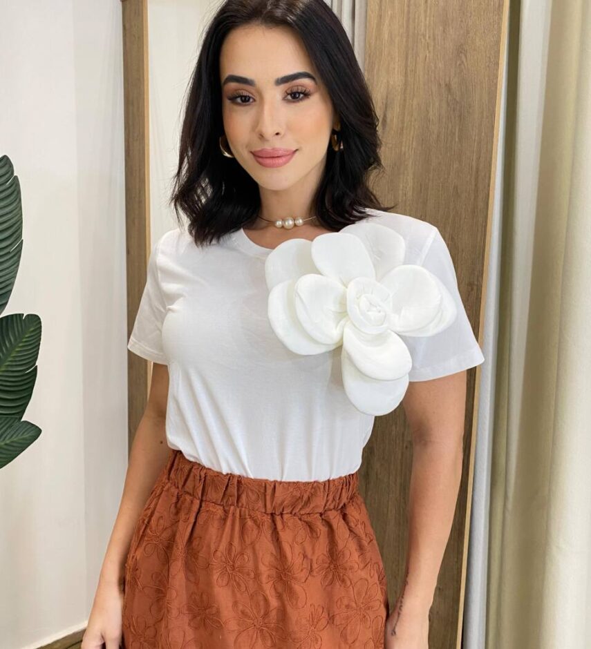 T-shirt Feminina Manga Curta Iza Off White com Detalhe em Flor - Fernanda Ramos Store