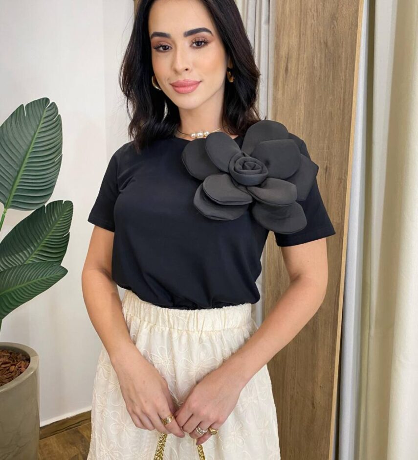 T-shirt Feminina Manga Curta Iza Preta com Detalhe em Flor - Fernanda Ramos Store