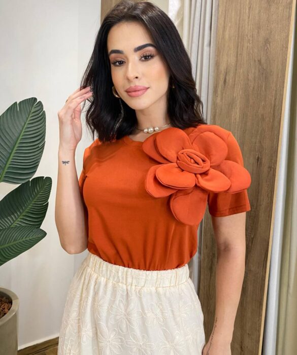 T-shirt Feminina Manga Curta Iza Terracota com Detalhe em Flor - Fernanda Ramos Store