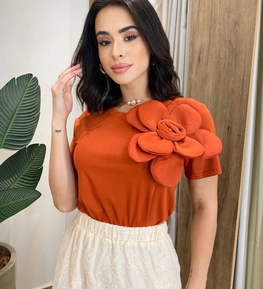T-shirt Feminina Manga Curta Iza Terracota com Detalhe em Flor - Fernanda Ramos Store