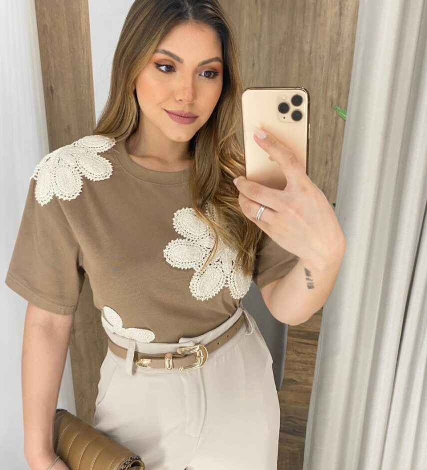 T-shirt Feminina Manga Curta Liz Caqui com Detalhe em Crochê - Fernanda Ramos Store