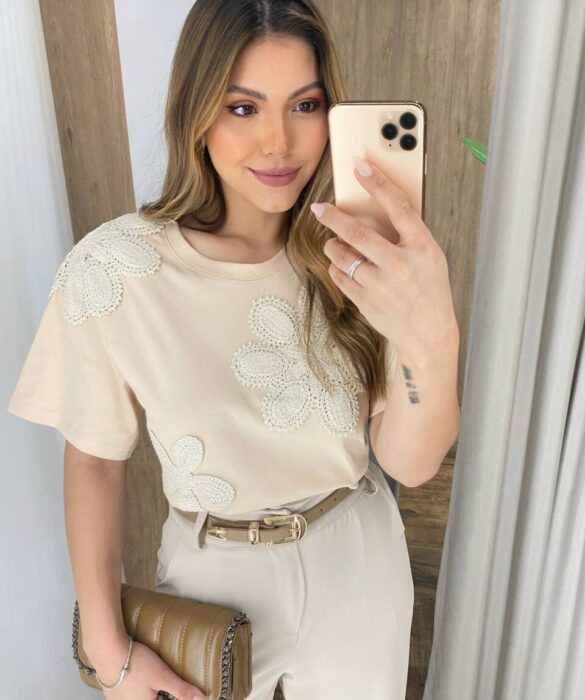 T-shirt Feminina Manga Curta Liz Nude com Detalhe em Crochê - Fernanda Ramos Store