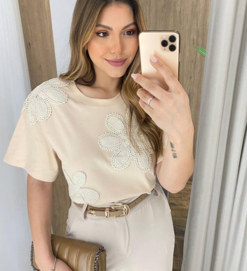 T-shirt Feminina Manga Curta Liz Nude com Detalhe em Crochê - Fernanda Ramos Store