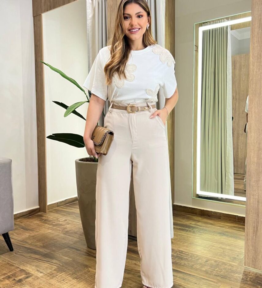 T-shirt Feminina Manga Curta Liz Off White com Detalhe em Crochê - Fernanda Ramos Store