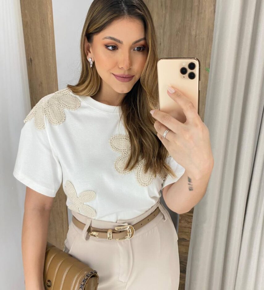 T-shirt Feminina Manga Curta Liz Off White com Detalhe em Crochê - Fernanda Ramos Store