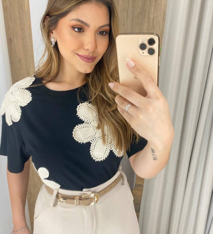 T-shirt Feminina Manga Curta Liz Preta com Detalhe em Crochê - Fernanda Ramos Store