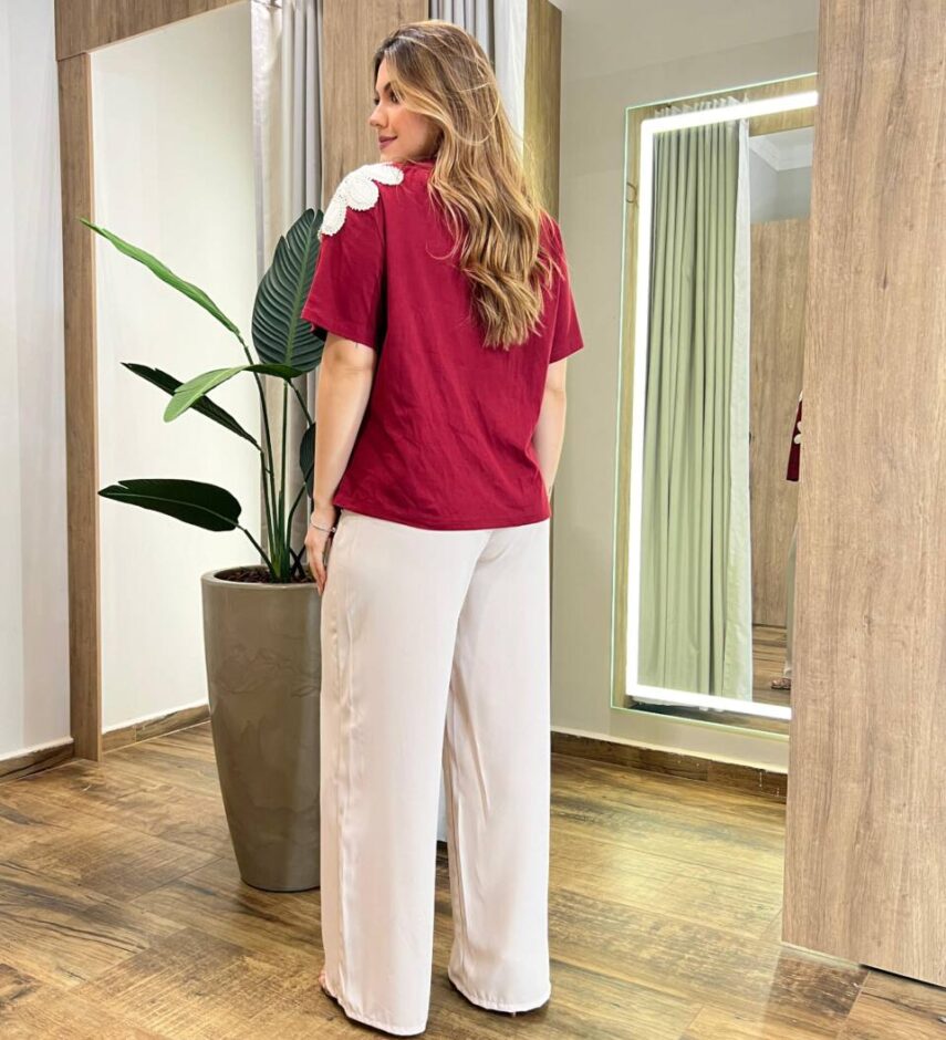 T-shirt Feminina Manga Curta Liz Vinho com Detalhe em Crochê - Fernanda Ramos Store