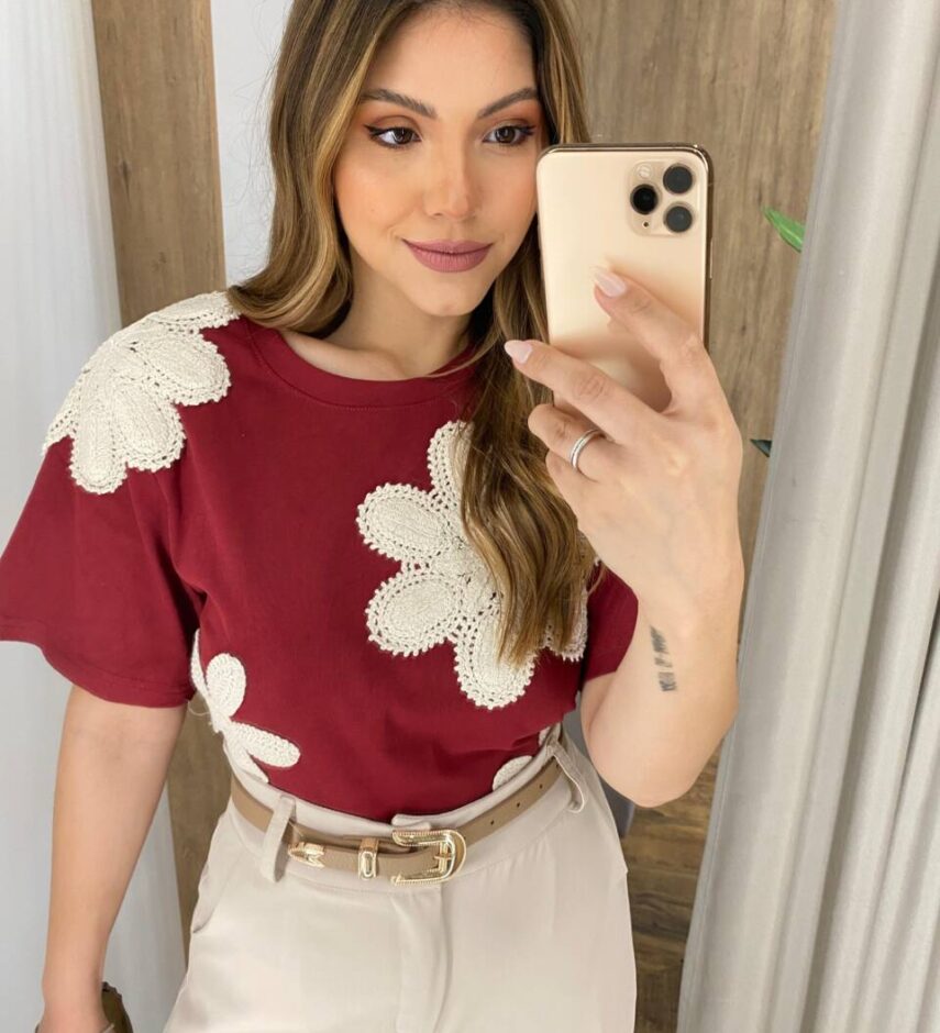 T-shirt Feminina Manga Curta Liz Vinho com Detalhe em Crochê - Fernanda Ramos Store