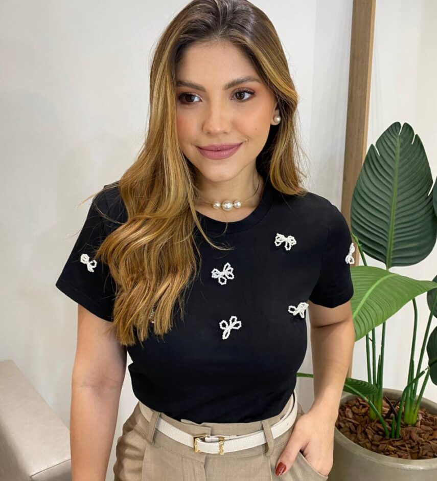 T-shirt Feminina Manga Curta Mari Preta com Detalhe de Laço - Fernanda Ramos Store