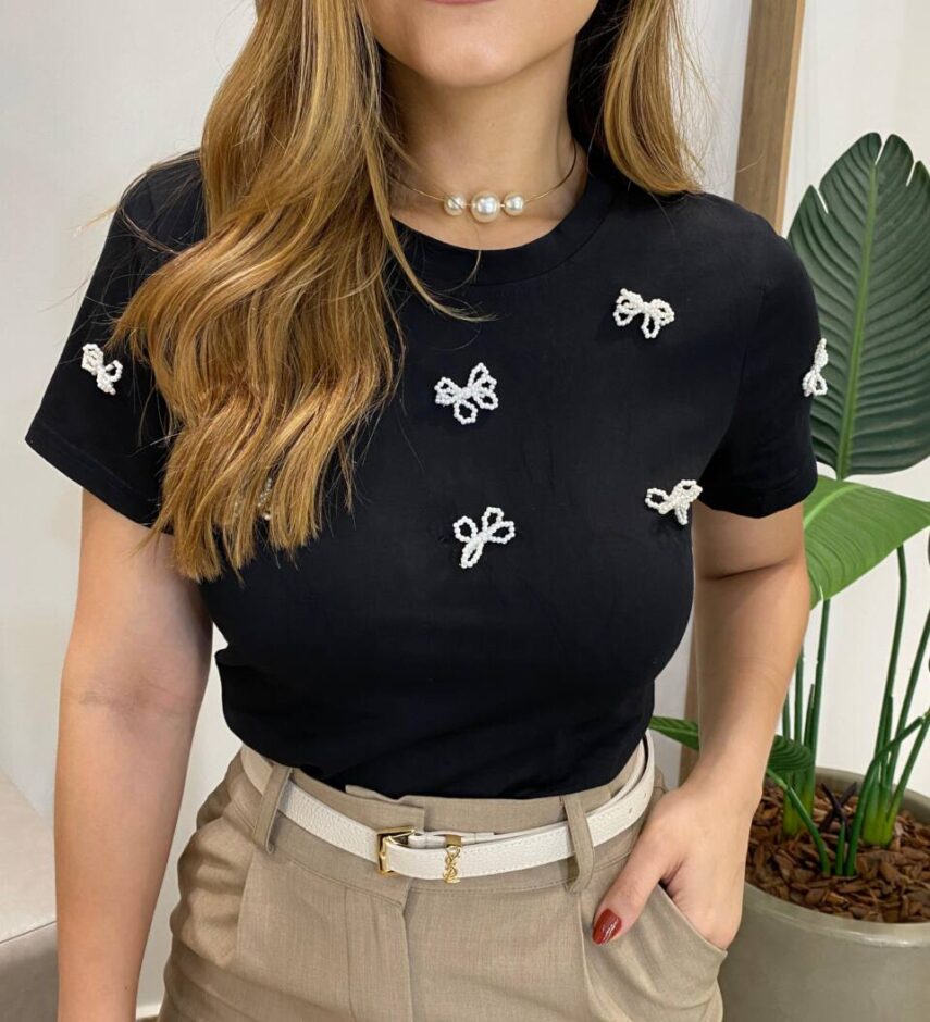 T-shirt Feminina Manga Curta Mari Preta com Detalhe de Laço - Fernanda Ramos Store