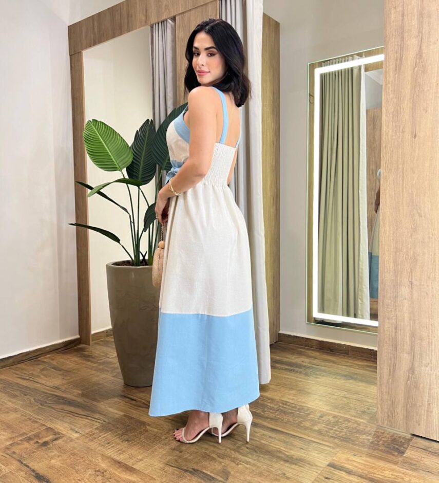 Vestido Midi Viscolinho Zoe Cru com Bojo e Amarração Detalhe Azul - Fernanda Ramos Store