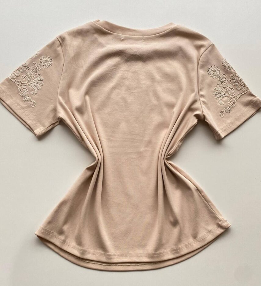 T-shirt Feminina Manga Curta Alice com Bordado Floral Nude - Fernanda Ramos Store