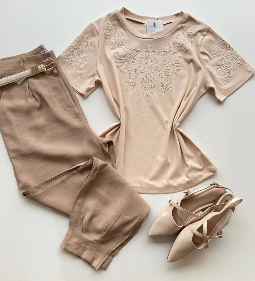 T-shirt Feminina Manga Curta Alice com Bordado Floral Nude - Fernanda Ramos Store