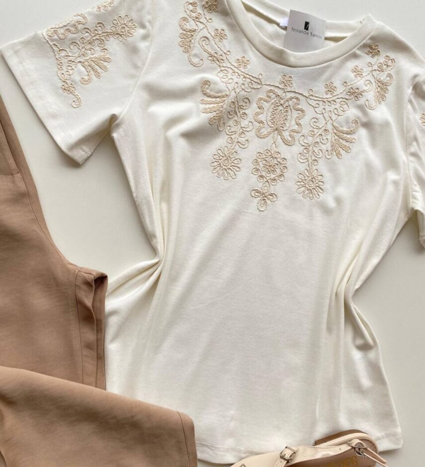 T-shirt Feminina Manga Curta Alice com Bordado Floral Off White - Fernanda Ramos Store