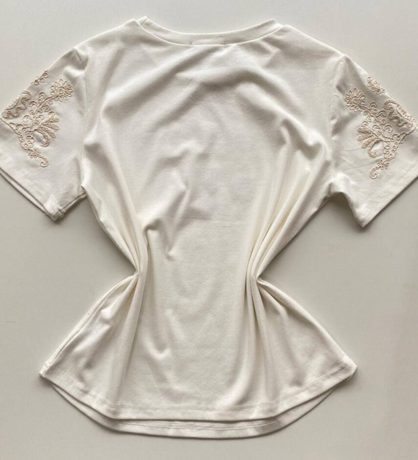 T-shirt Feminina Manga Curta Alice com Bordado Floral Off White - Fernanda Ramos Store