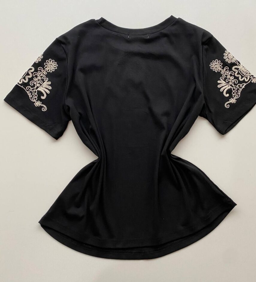 T-shirt Feminina Manga Curta Alice com Bordado Floral Preta - Fernanda Ramos Store