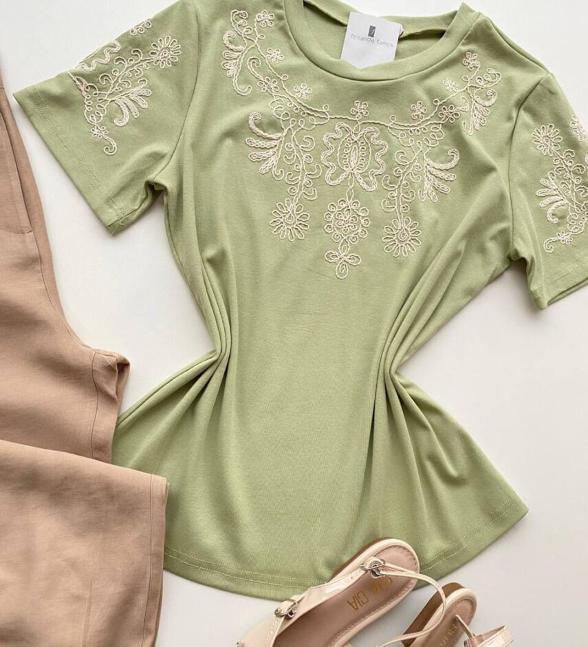 T-shirt Feminina Manga Curta Alice com Bordado Floral Verde - Fernanda Ramos Store