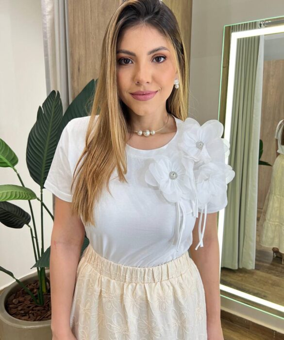 T-shirt Feminina Manga Curta Ari Off White com Aplicação Floral - Fernanda Ramos Store