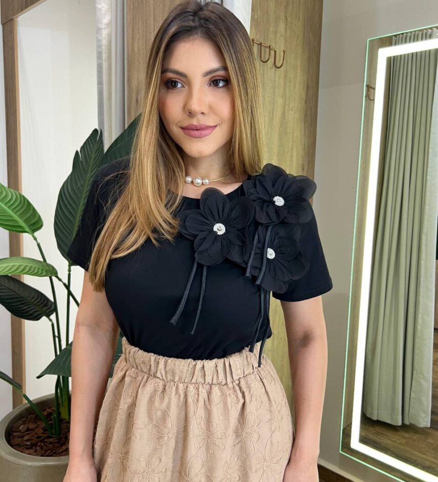 T-shirt Feminina Manga Curta Ari Preta com Aplicação Floral - Fernanda Ramos Store