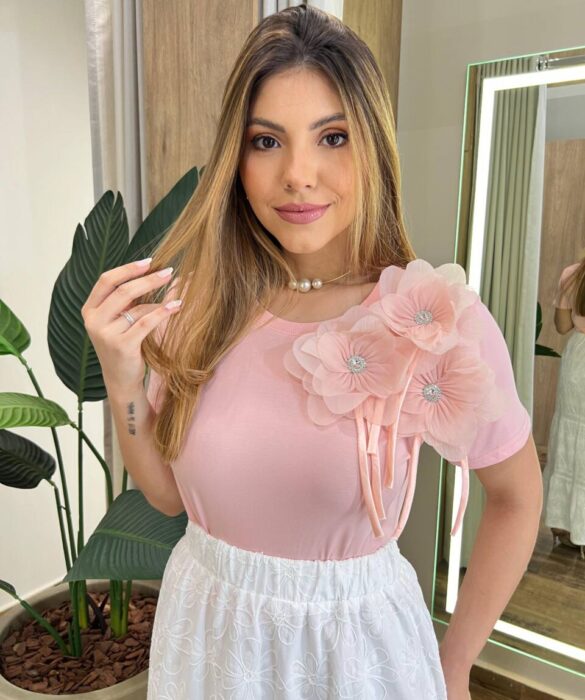 T-shirt Feminina Manga Curta Ari Rosa com Aplicação Floral - Fernanda Ramos Store