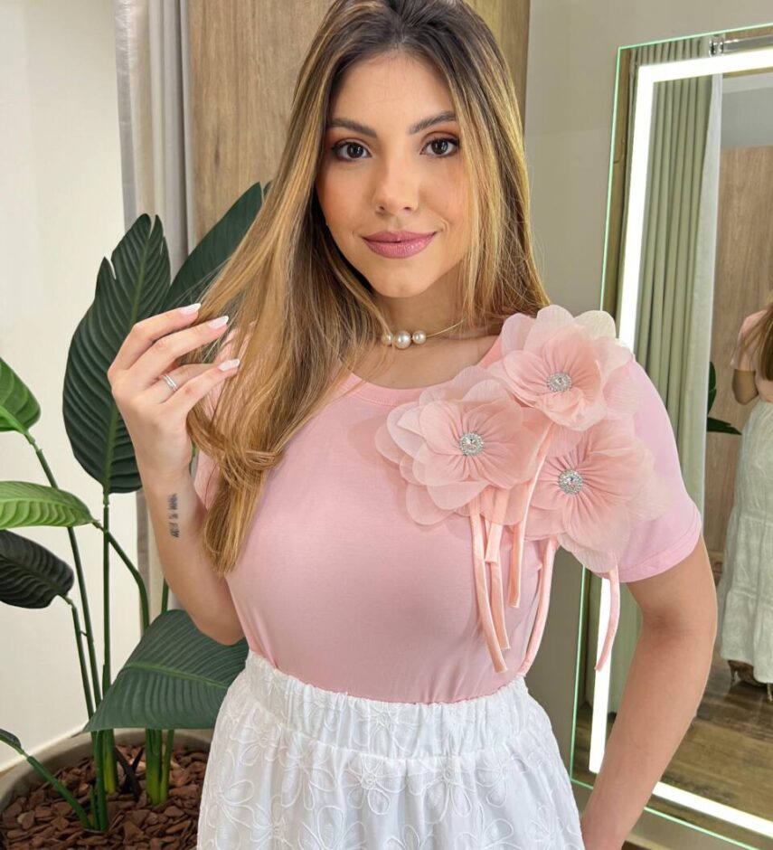 T-shirt Feminina Manga Curta Ari Rosa com Aplicação Floral - Fernanda Ramos Store