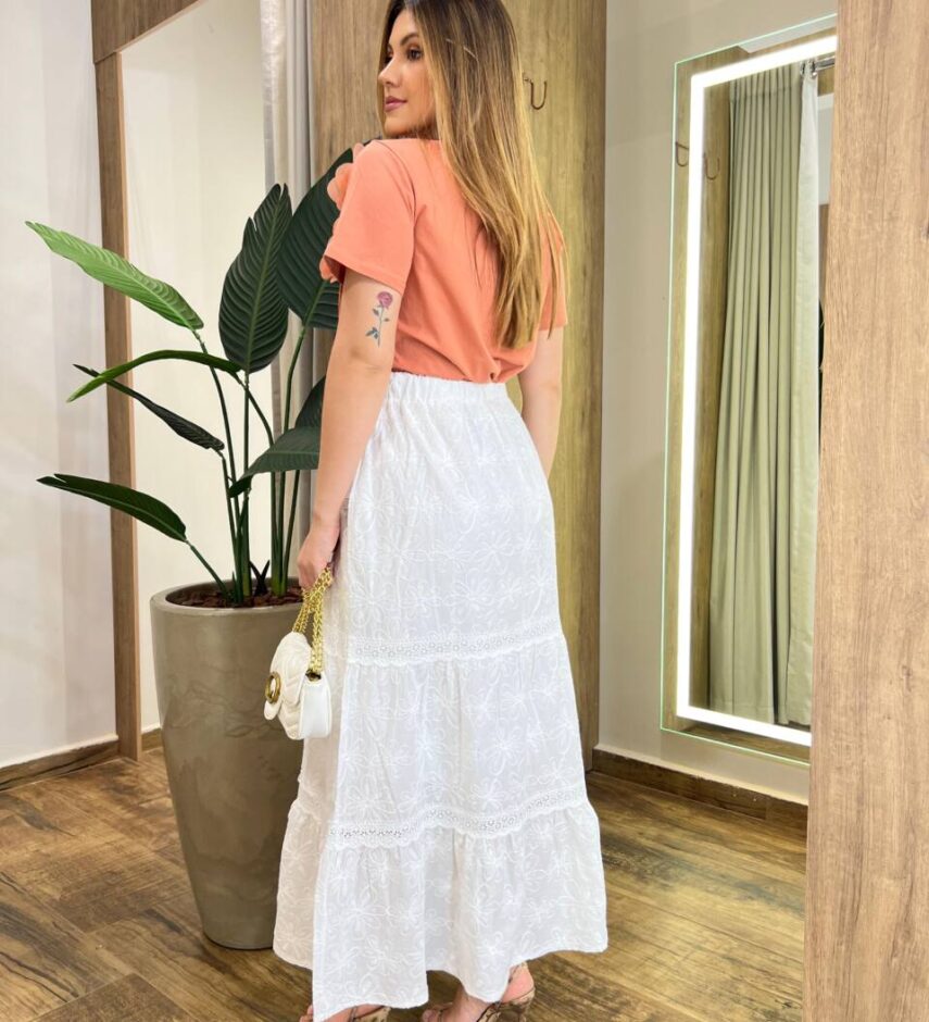 T-shirt Feminina Manga Curta Ari Salmão Escuro com Aplicação Floral - Fernanda Ramos Store