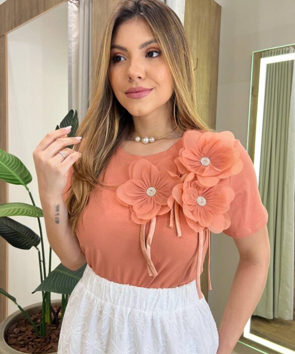 T-shirt Feminina Manga Curta Ari Salmão Escuro com Aplicação Floral - Fernanda Ramos Store