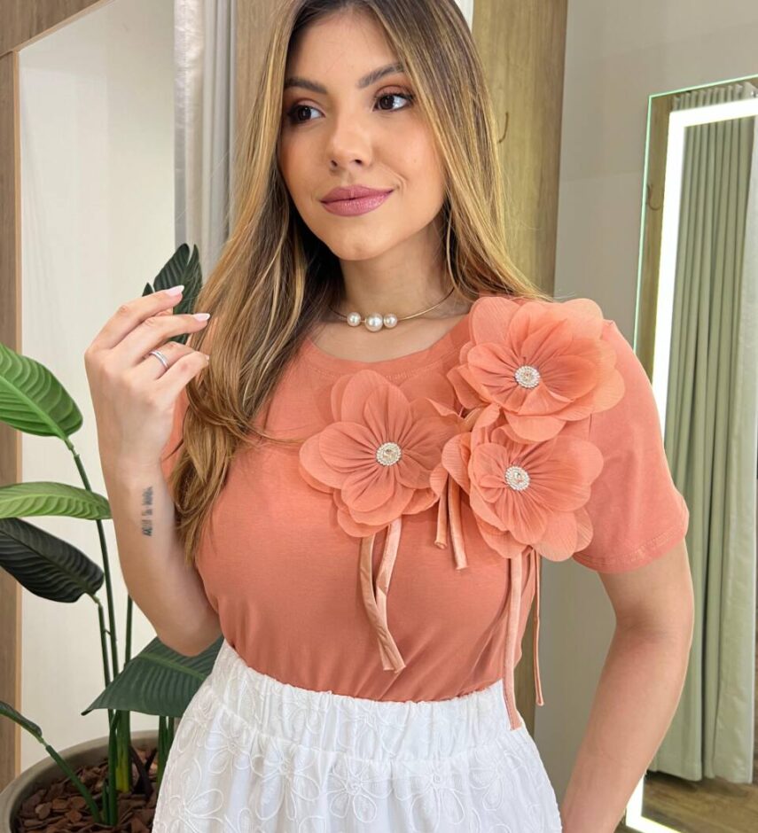 T-shirt Feminina Manga Curta Ari Salmão Escuro com Aplicação Floral - Fernanda Ramos Store