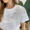 T-shirt Feminina Manga Curta Lari Off White com Detalhe Floral - Fernanda Ramos Store