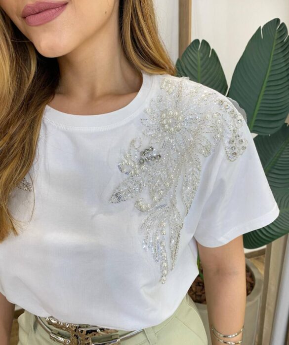 T-shirt Feminina Manga Curta Lari Off White com Detalhe Floral - Fernanda Ramos Store