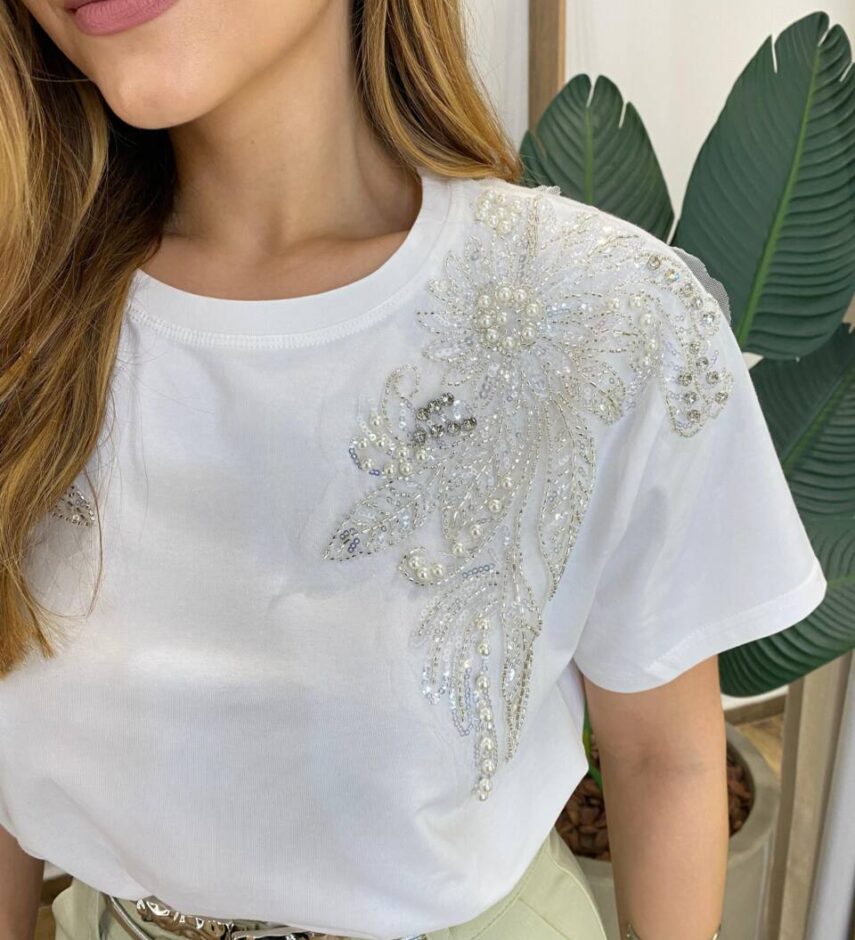 T-shirt Feminina Manga Curta Lari Off White com Detalhe Floral - Fernanda Ramos Store