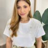 T-shirt Feminina Manga Curta Lari Off White com Detalhe Floral - Fernanda Ramos Store