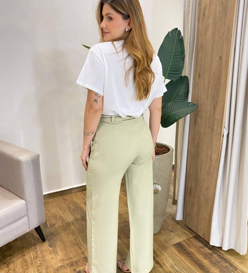 T-shirt Feminina Manga Curta Lari Off White com Detalhe Floral - Fernanda Ramos Store