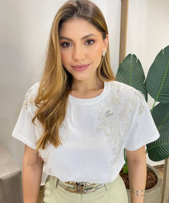 T-shirt Feminina Manga Curta Lari Off White com Detalhe Floral - Fernanda Ramos Store