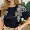 T-shirt Feminina Manga Curta Lari Preta com Detalhe Floral - Fernanda Ramos Store