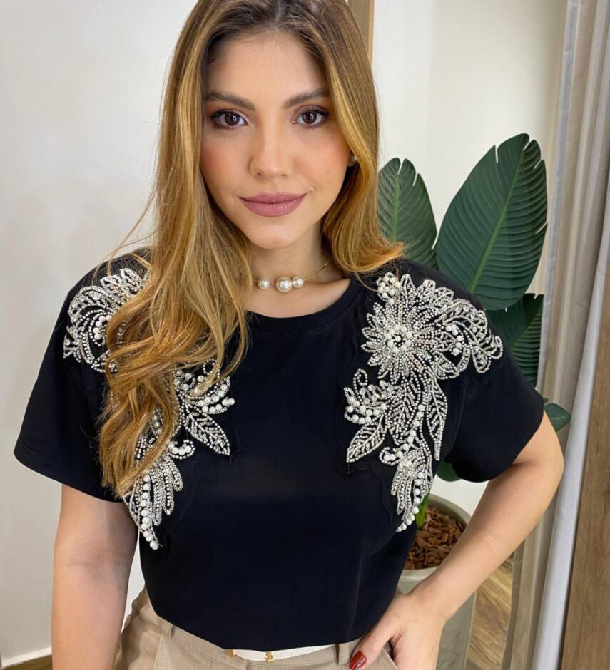 T-shirt Feminina Manga Curta Lari Preta com Detalhe Floral - Fernanda Ramos Store