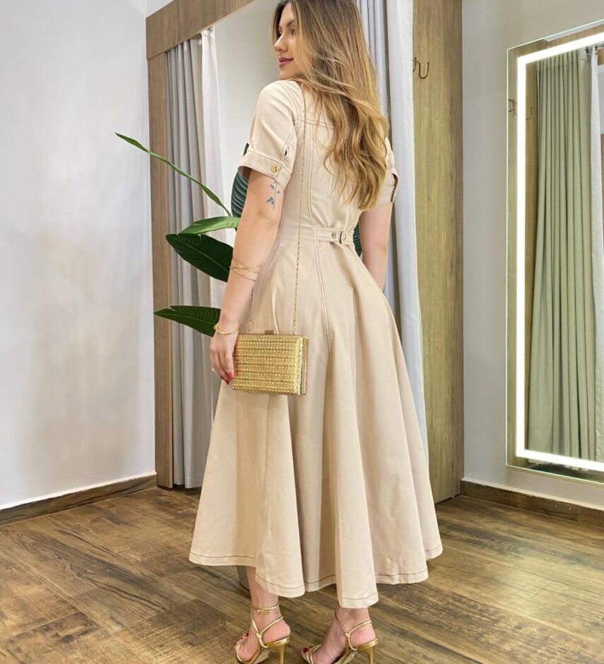 Vestido Midi Lady Sarja Manga Curta com Elastano e Botões Bege - Fernanda Ramos Store