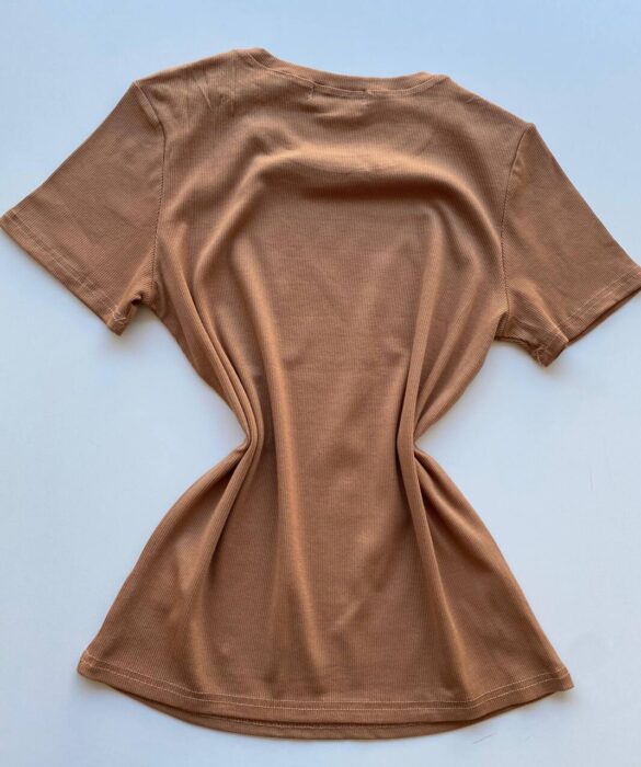 Blusa Feminina Manga Curta Modal Bella com Detalhe Caramelo - Fernanda Ramos Store