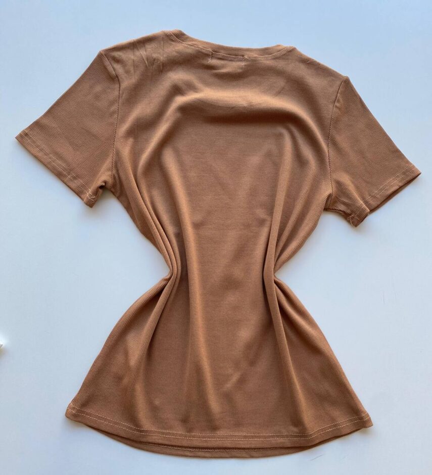 Blusa Feminina Manga Curta Modal Bella com Detalhe Caramelo - Fernanda Ramos Store
