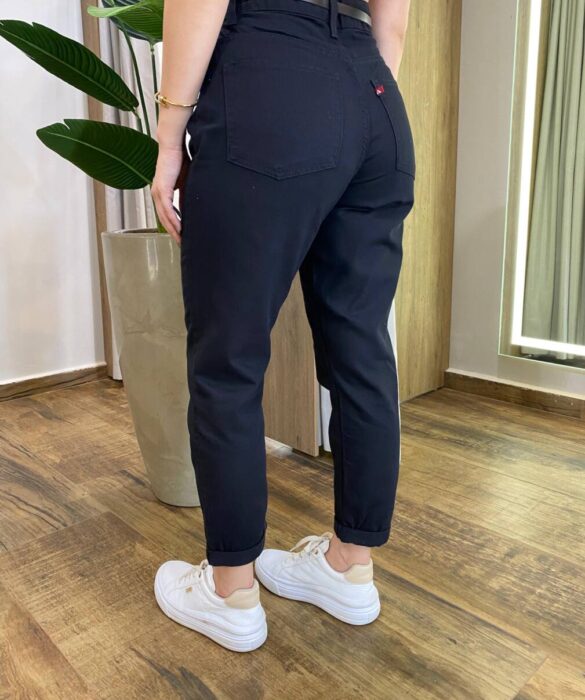 Calça Feminina Mom Sarja com Cinto Preta 016718 - Fernanda Ramos Store