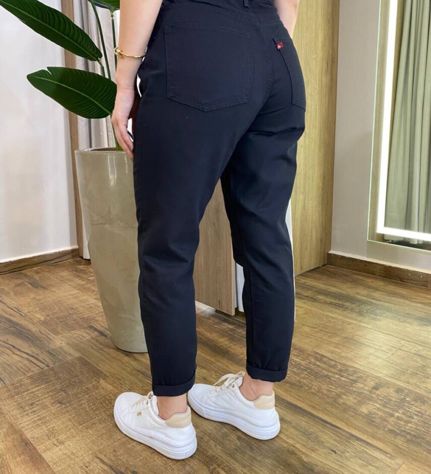 Calça Feminina Mom Sarja com Cinto Preta 016718 - Fernanda Ramos Store