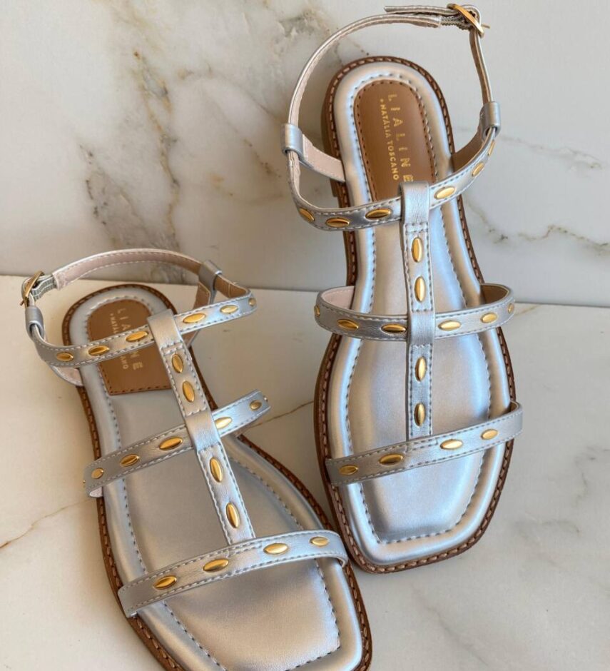 Sandália Rasteira Feminina Flat Tiras Prata com Detalhes Dourados - Fernanda Ramos Store