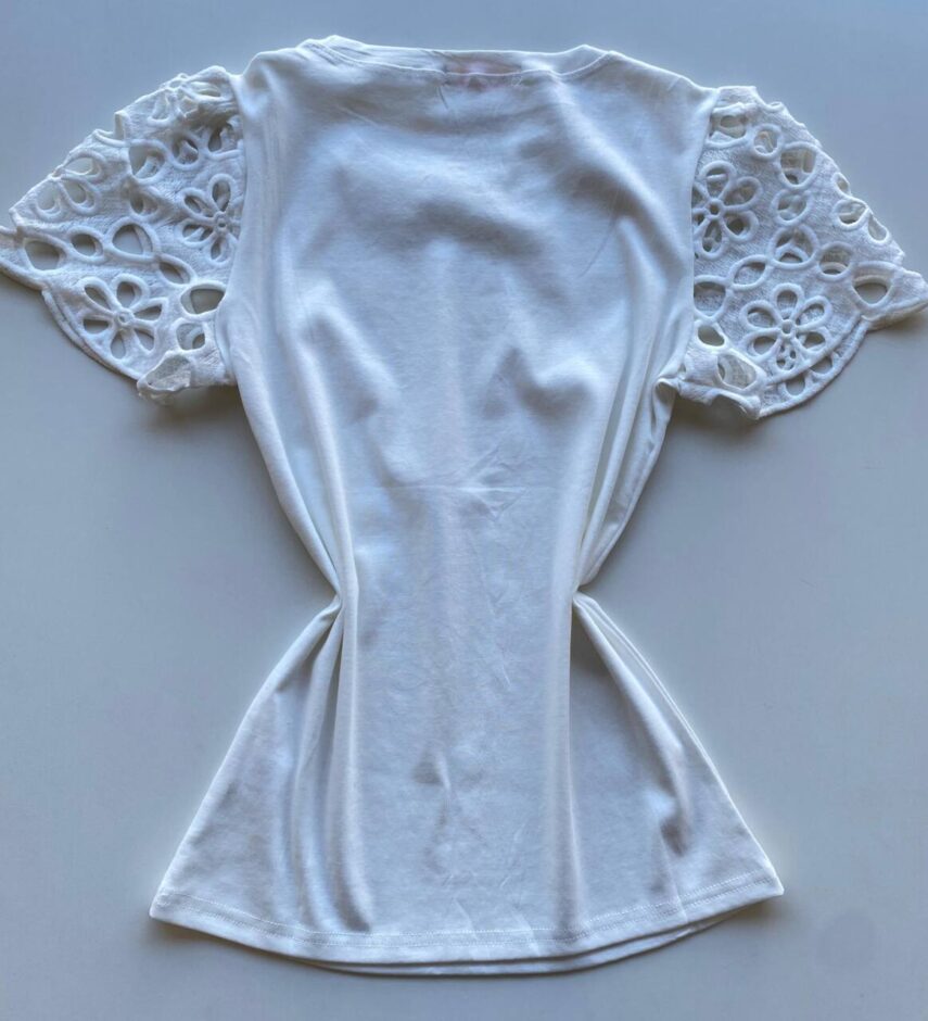 T-shirt Feminina Laísa Branca com Detalhe na Manga - Fernanda Ramos Store