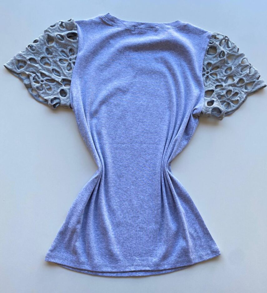 T-shirt Feminina Laísa Cinza com Detalhe na Manga - Fernanda Ramos Store