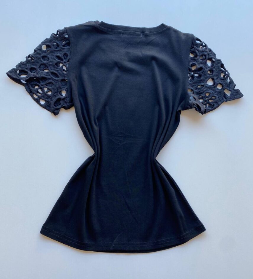 T-shirt Feminina Laísa Preta com Detalhe na Manga - Fernanda Ramos Store