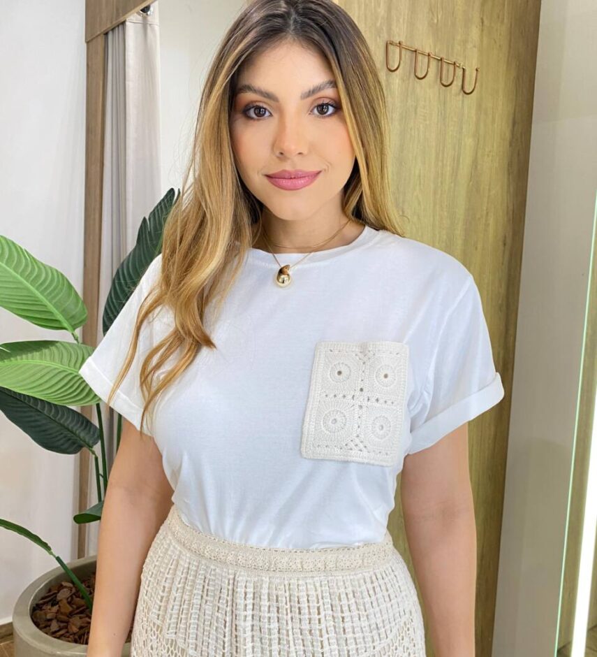 T-shirt Feminina Manga Curta Eva com Bolso em Crochê Off White - Fernanda Ramos Store