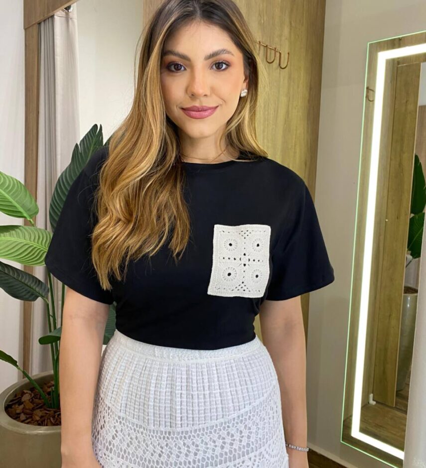 T-shirt Feminina Manga Curta Eva com Bolso em Crochê Preta - Fernanda Ramos Store