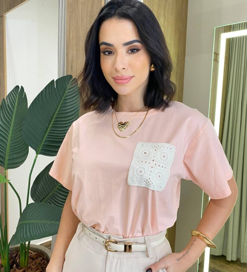 T-shirt Feminina Manga Curta Eva com Bolso em Crochê Rosa - Fernanda Ramos Store