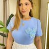 T-shirt Feminina Manga Curta Lana com Broche Floral Azul - Fernanda Ramos Store