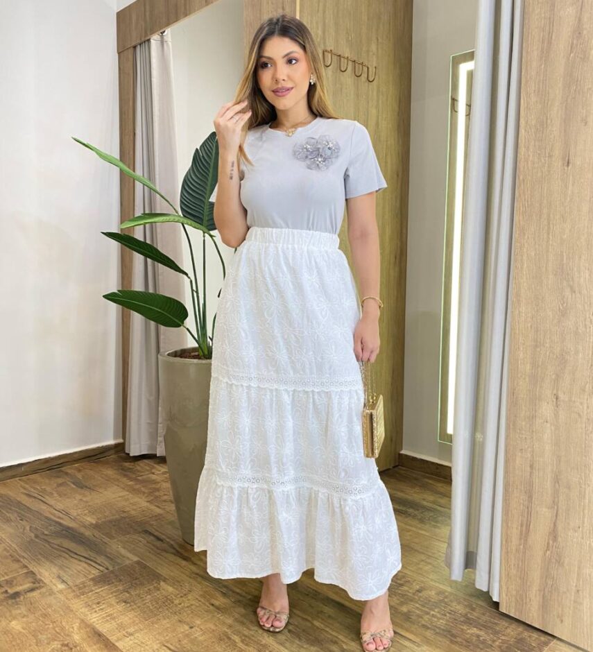 T-shirt Feminina Manga Curta Lana com Broche Floral Cinza - Fernanda Ramos Store